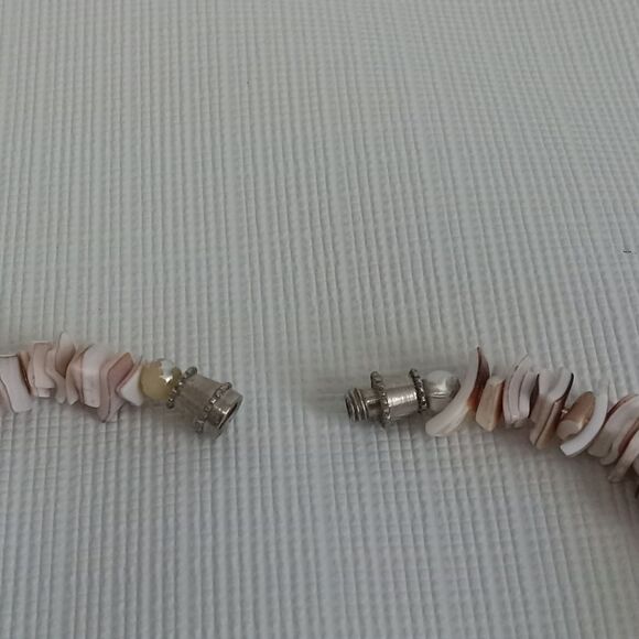 White & Tan Stacked Puka Shell Shards Single Strand Lightweight Choker Necklace - Picture 8 of 8